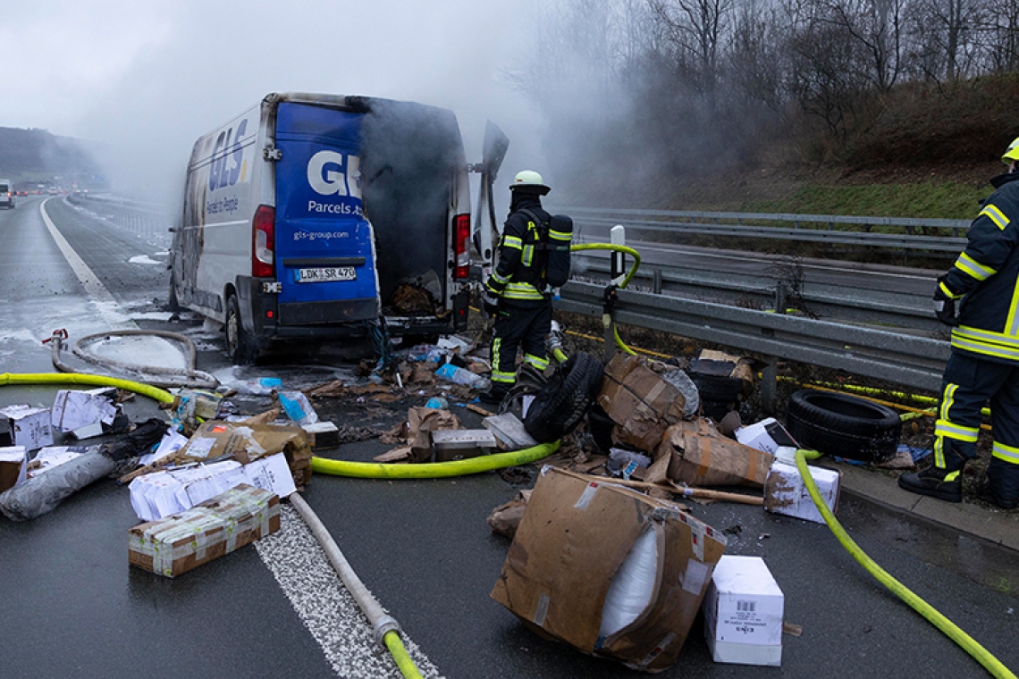 Paketfahrzeug geht auf A45 in Flammen auf