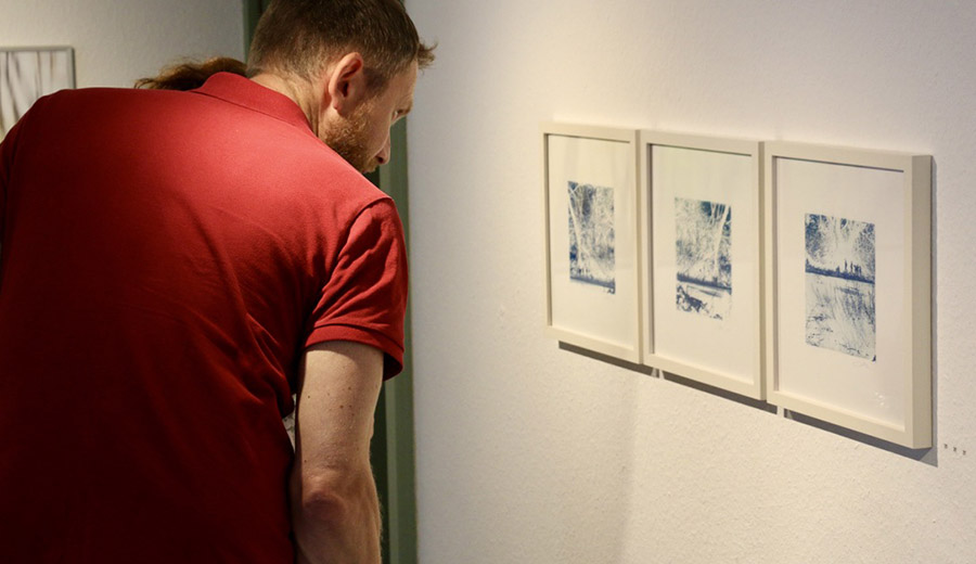Jürgen Strasser führt durch seine Ausstellung
