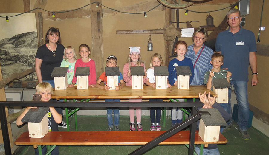 Ferienkinder bauten Nistkästen beim Heimatverein