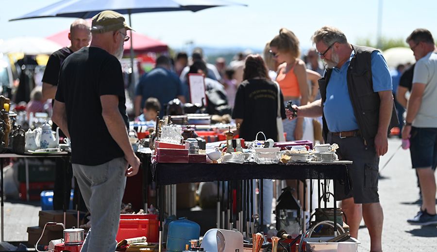 Trödelmarkt lockte auf den XXXLutz-Parkplatz
