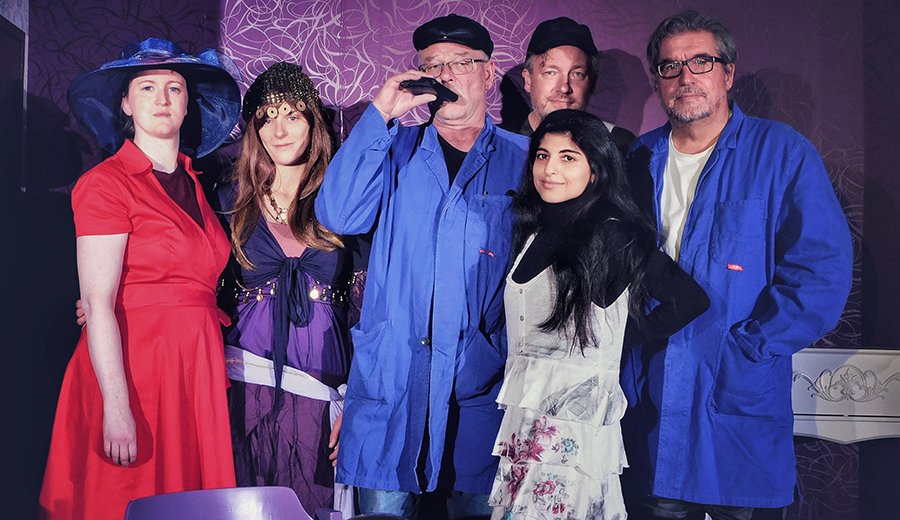 Schönes Kuddelmuddel auf der Bühne beim Wintertheater
