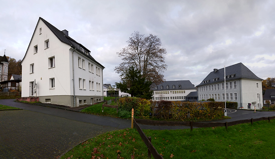 Umzug im Sommer mit Pauken und Trompeten