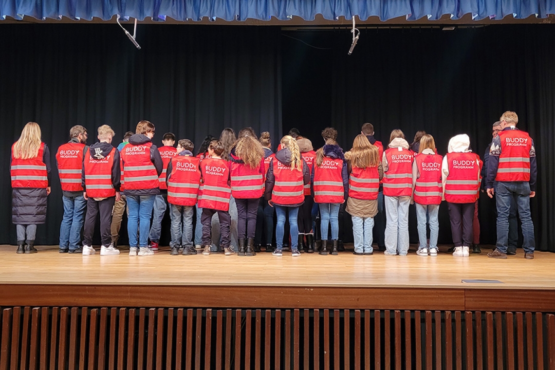 Busbegleiter-"buddYs" der Gesamtschule erhalten neue Westen