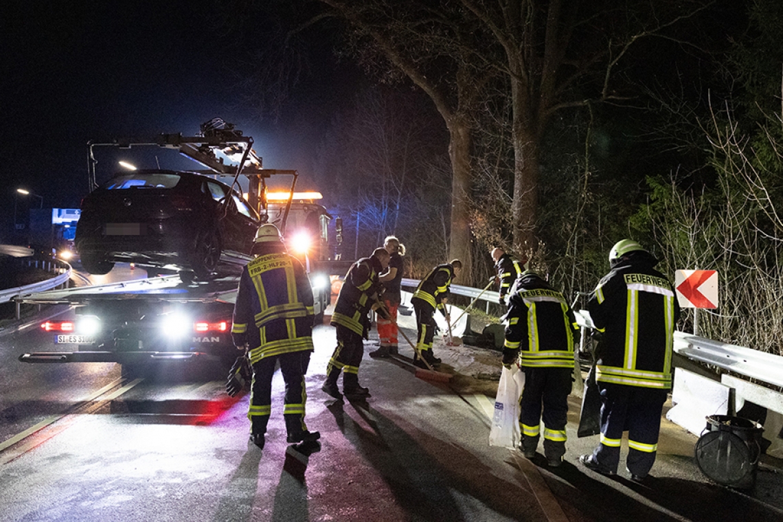 Polo-Fahrer kracht am Löffelberg in die Leitplanke