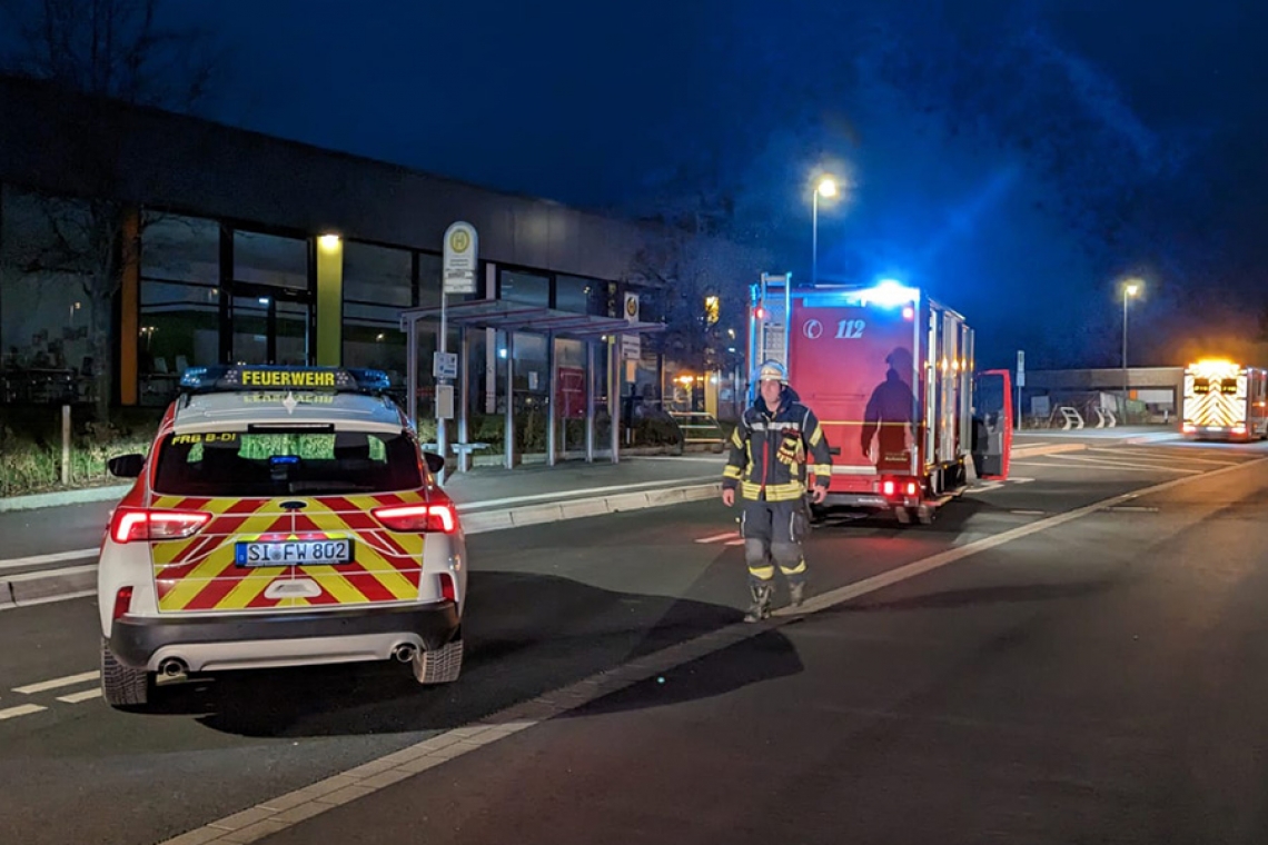 Künstlicher Nebel in der Aula ruft die Feuerwehr auf den Plan