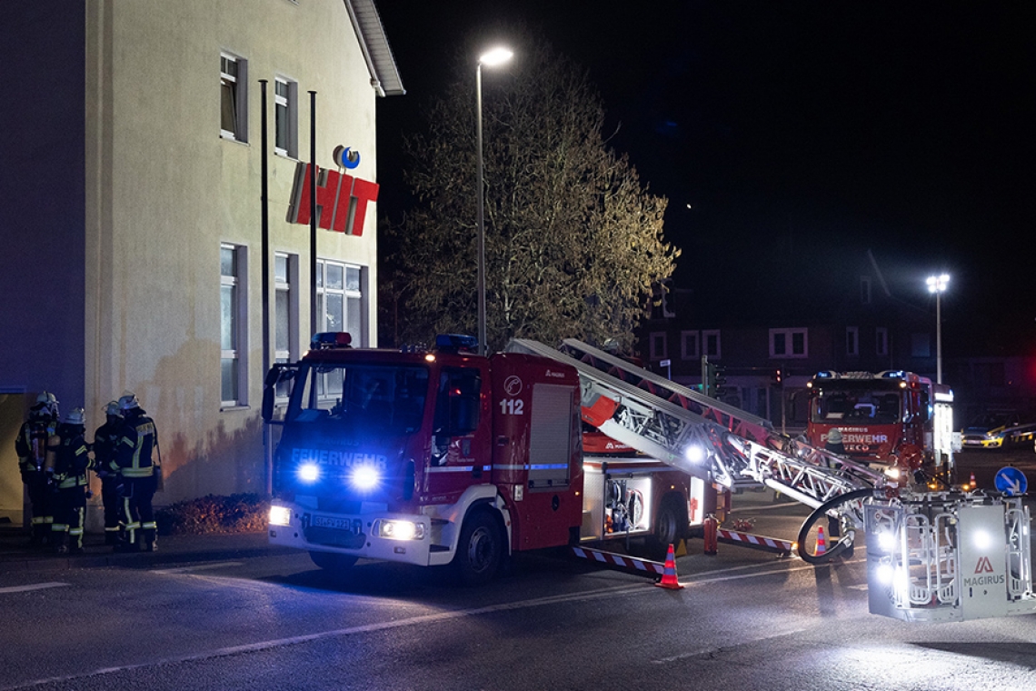 Feuerwehr am HIT-Gebäude im Einsatz