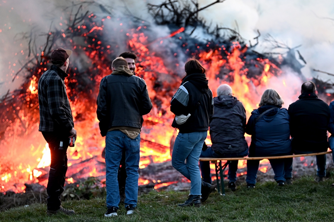 Osterfeuer loderten bis spät in den Abendhimmel