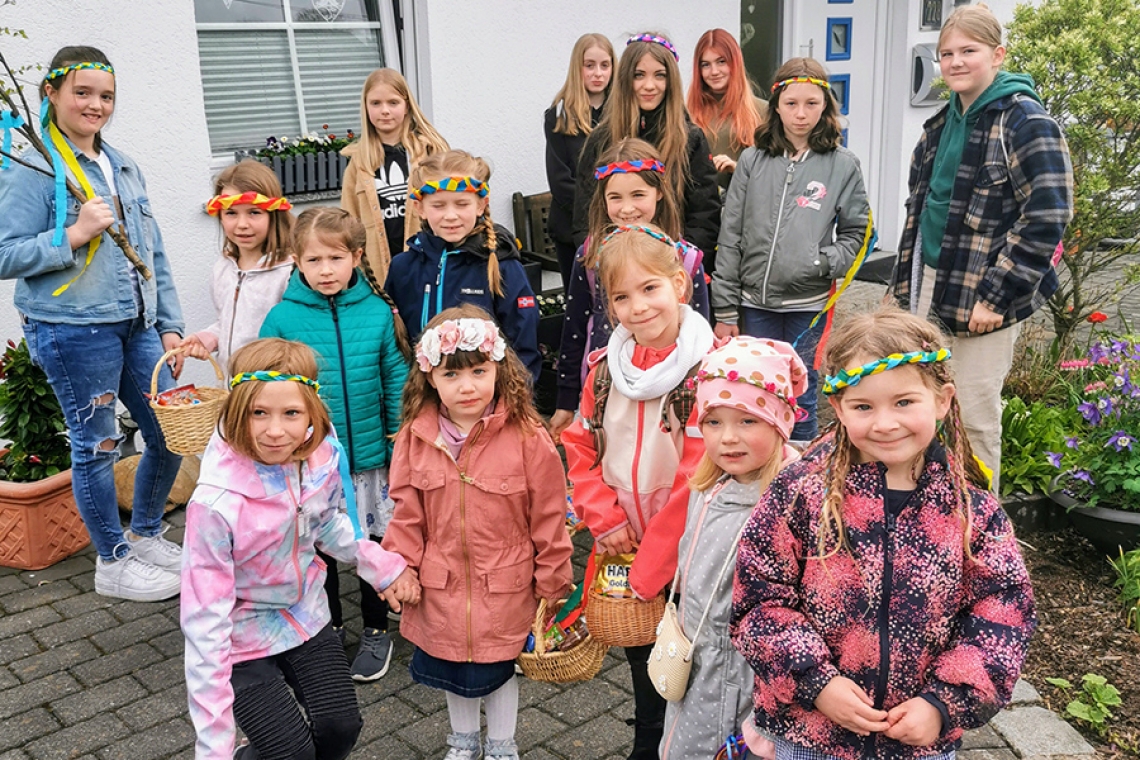 Maimädchen zogen in Niederheuslingen von Haus zu Haus