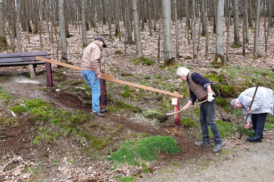 Ehrenamtler des Heimatvereins pflegen 125 Bänke im Stadtgebiet