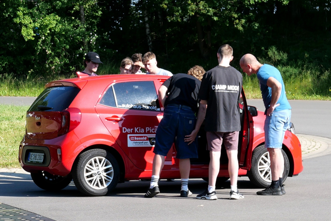 TuS-Fußballer mit Trainingseinheit auf dem Verkehrsübungsplatz