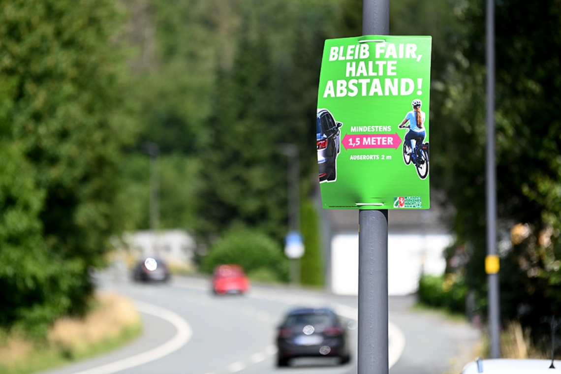 Plakate appellieren: Mindestens 1,50 Meter Abstand zu Radlern