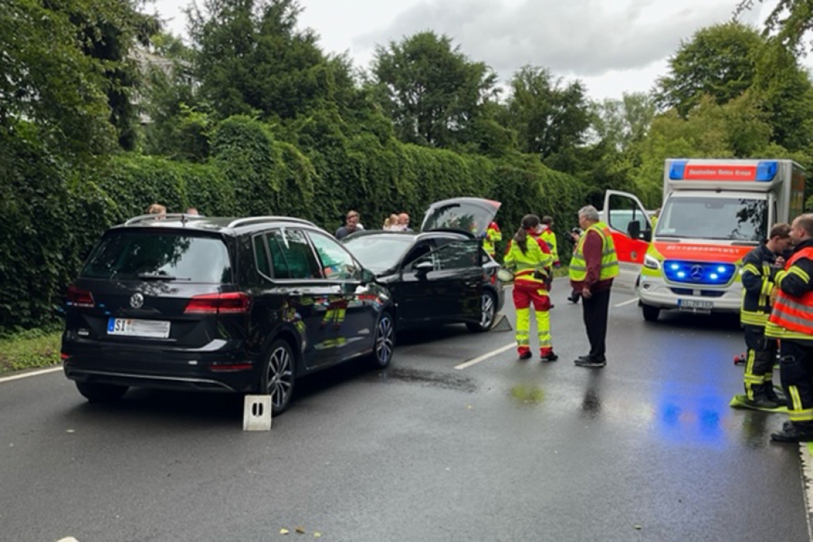 Schwerer Unfall in Niederndorf: drei Personen verletzt