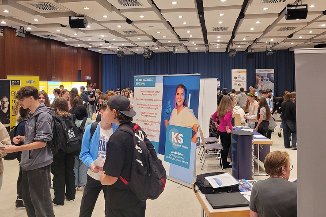 Berufsinfomesse mit 27 Unternehmen in der Aula