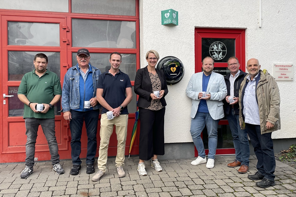 Neuer &quot;Defi&quot; am Lindenberger Feuerwehrhaus