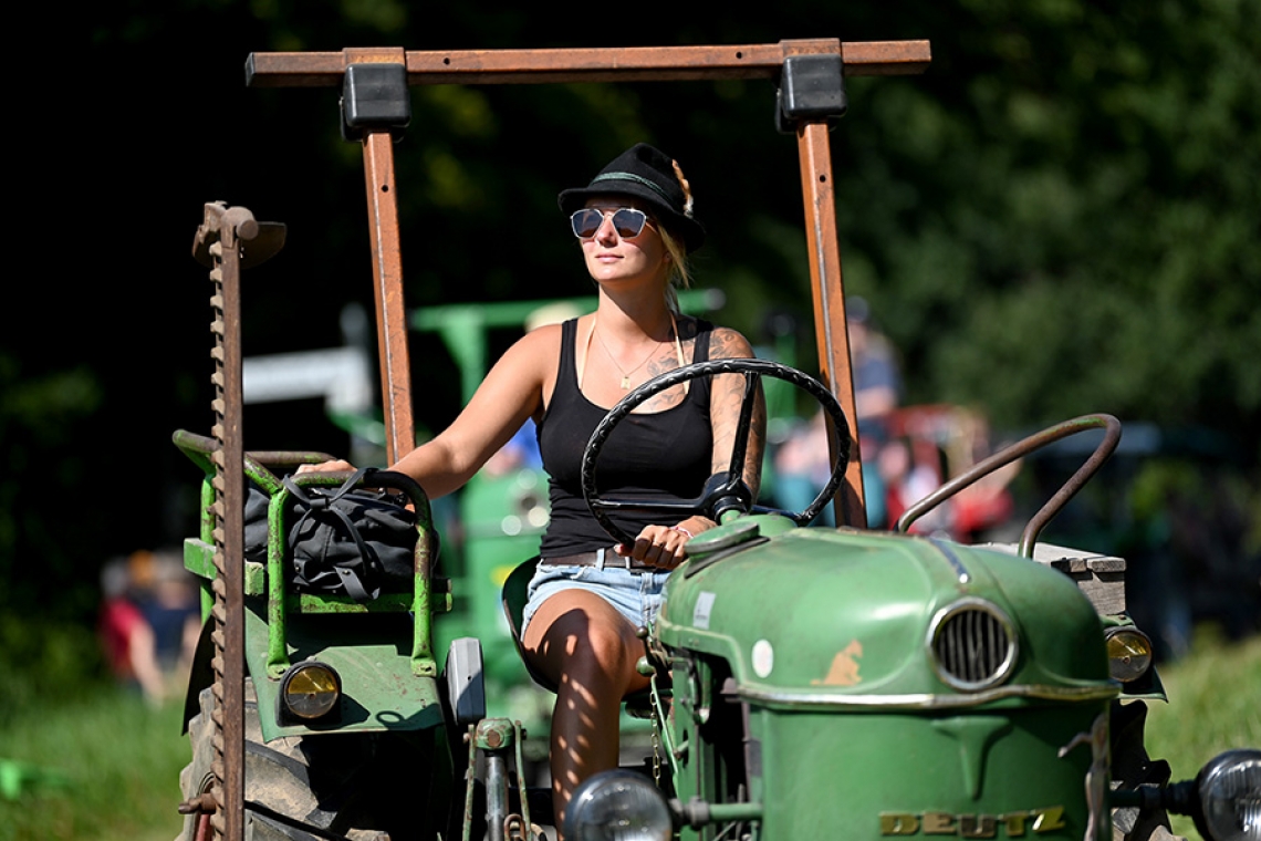 Bunte Trecker-Parade beim 9. Büscher Almabtrieb