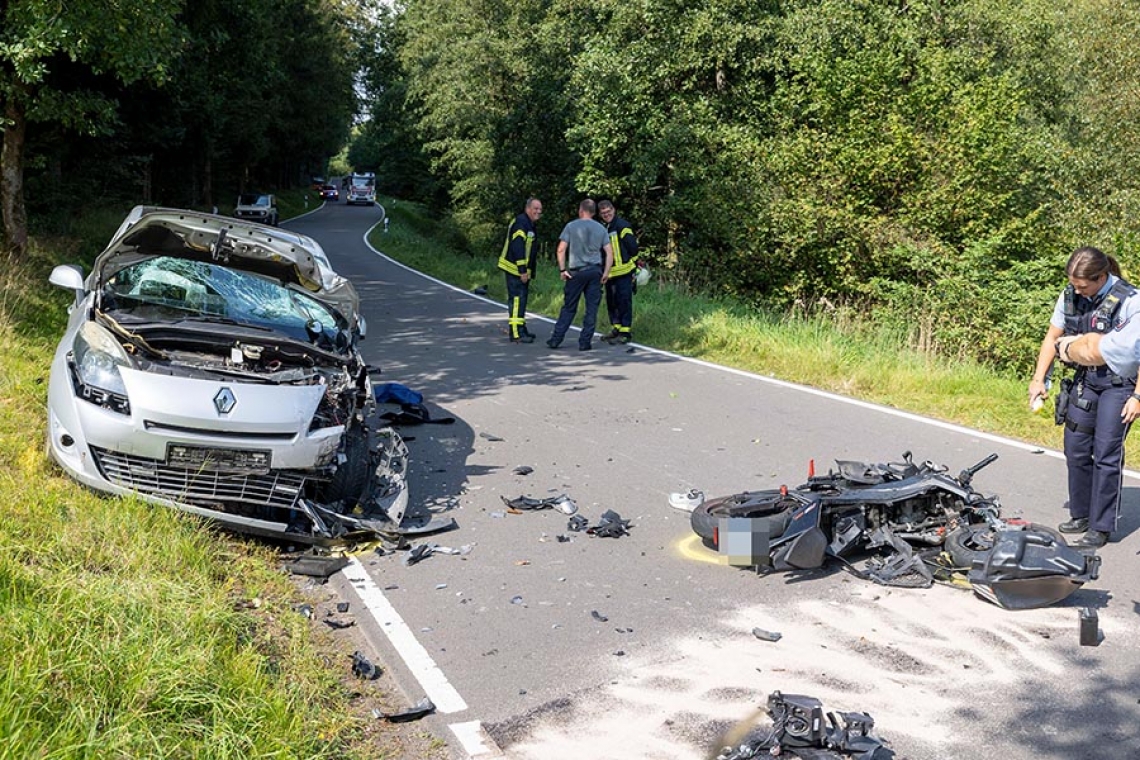 Motorradfahrer prallt zwischen Alchen und Bühl frontal gegen Pkw