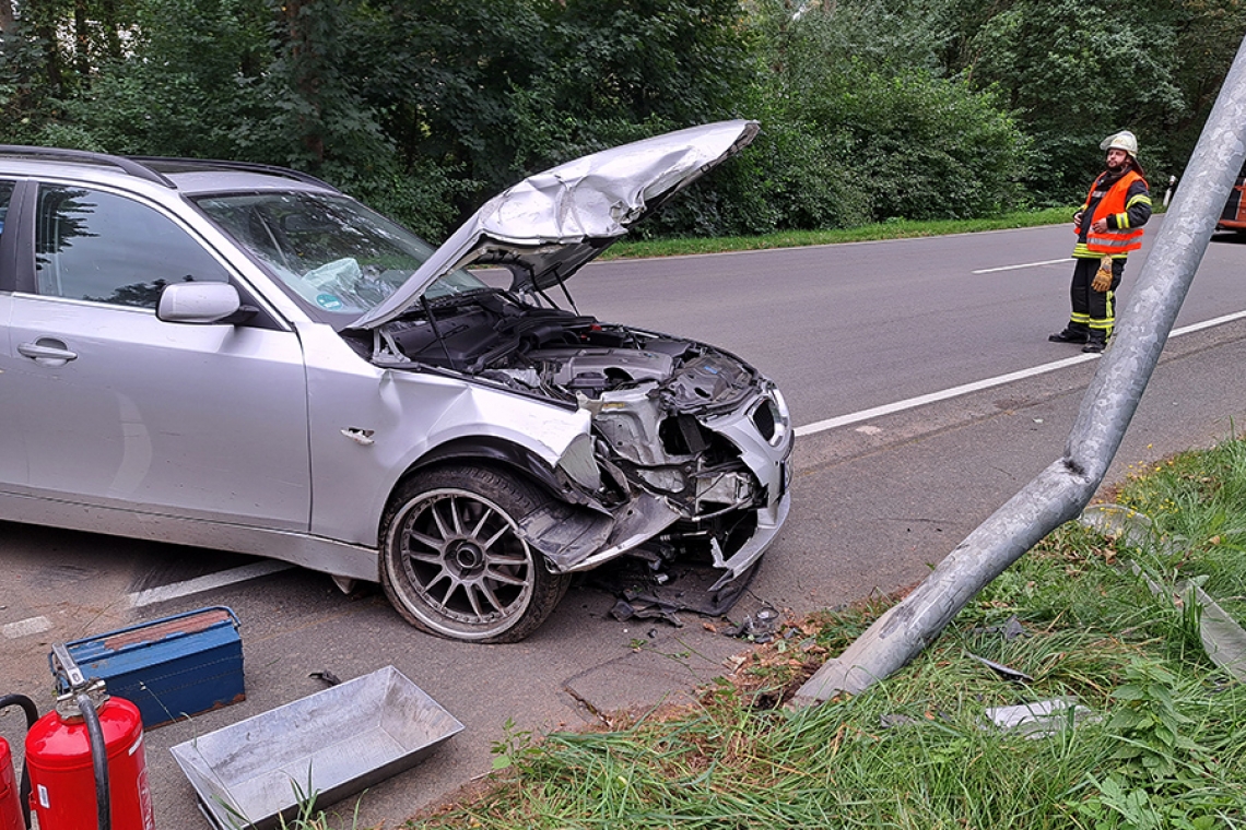 Fahrt eines 18-Jährigen endet an der Straßenlaterne