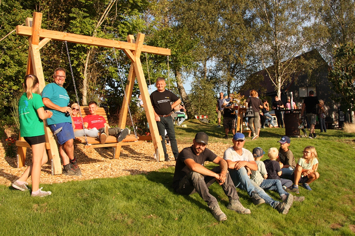 Neue Waldsofa-Schaukel lädt in Mausbach zum Entspannen ein