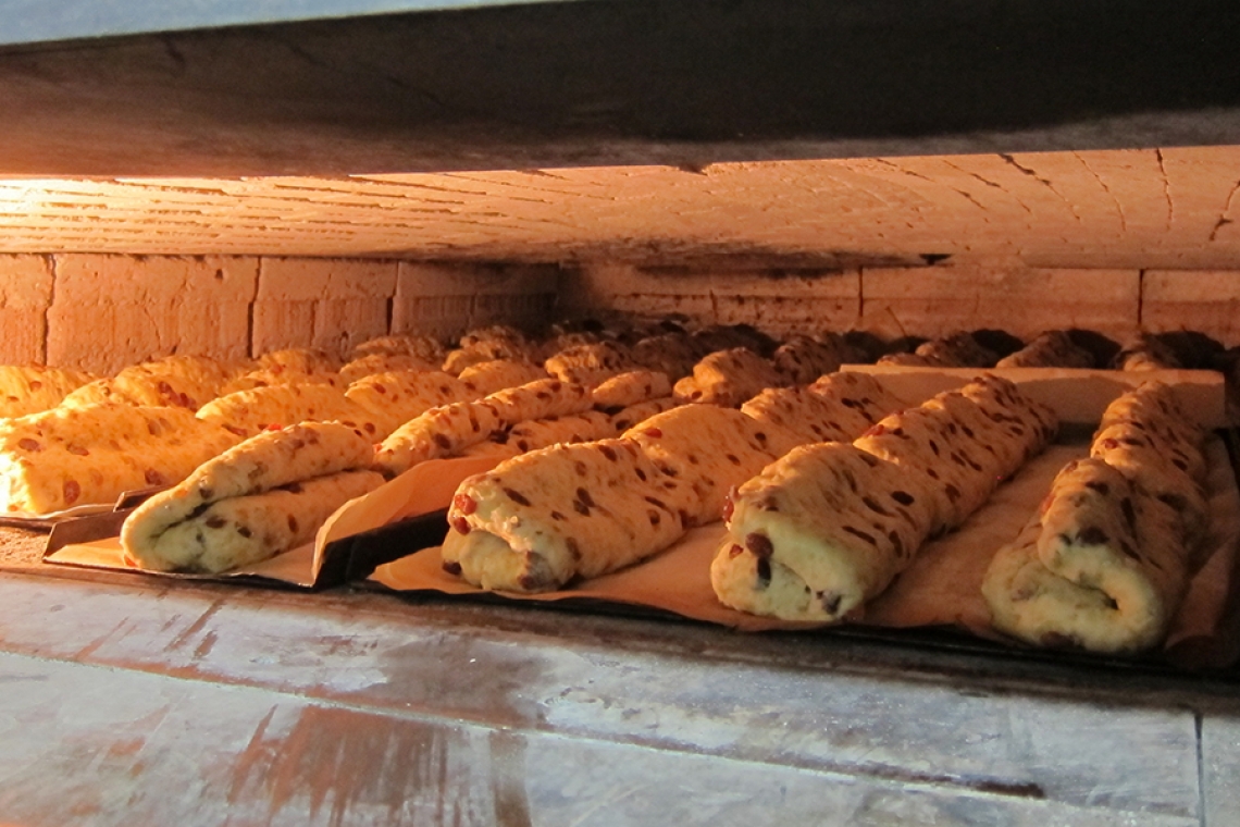 Beim Backtag in Alchen wird frischer Christstollen serviert