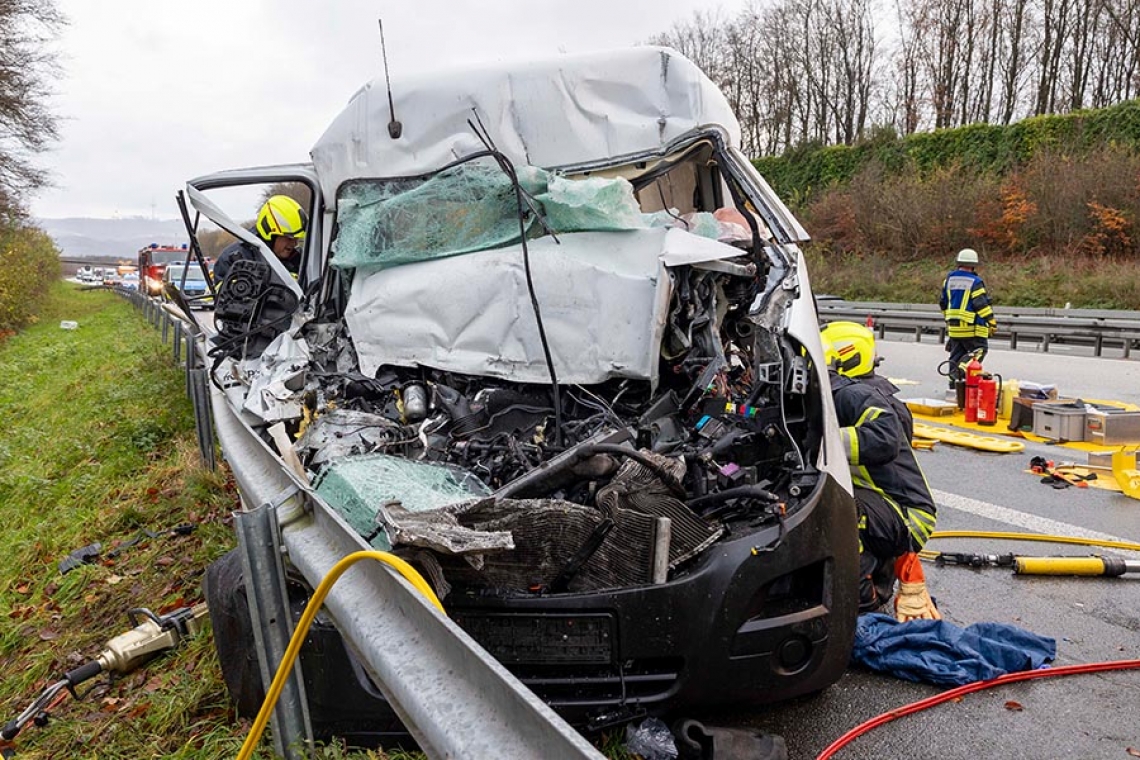 A45: Transporter fährt ungebremst auf Lkw auf