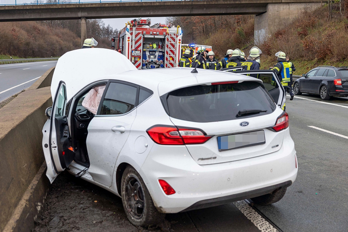 Gaplatzter Reifen: 28-Jähriger fährt gegen Betonwand