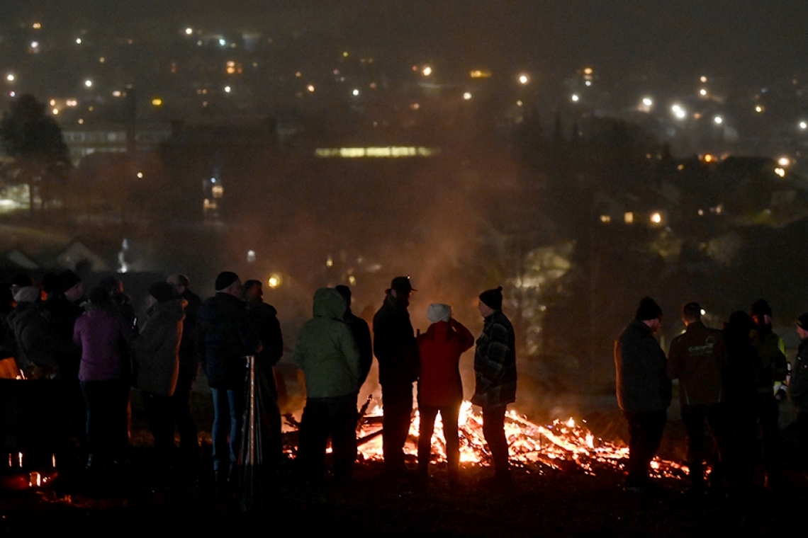 Gleich drei Weihnachtsbaumfeuer in Büschergrund