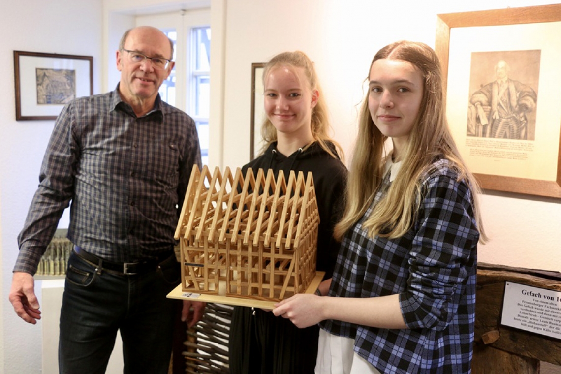 Schülerinnen des &quot;Evau&quot; lernen Arbeit im Museum kennen