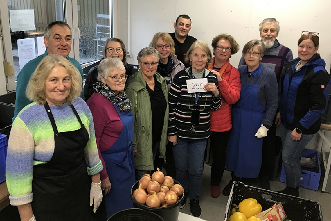 Dienstagsfrauen spenden ihr &quot;Weihnachtsgeld&quot; an den Tisch