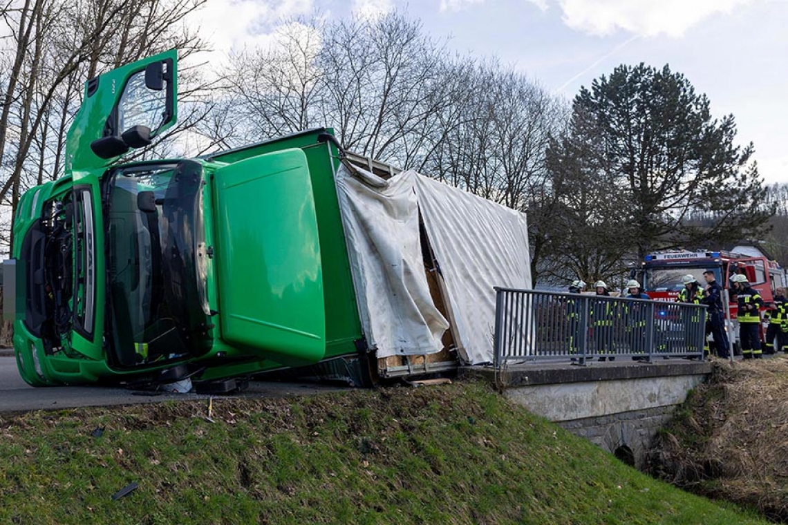 Mit Holz beladener Lkw kippt mitten in Niederholzklau um