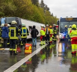 Reisebus kippt auf der A45 um: Mehrere Schüler verletzt