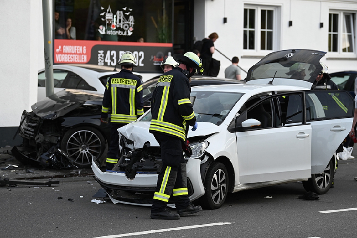 Schwer Unfall auf der Olper Straße: sechs Menschen verletzt