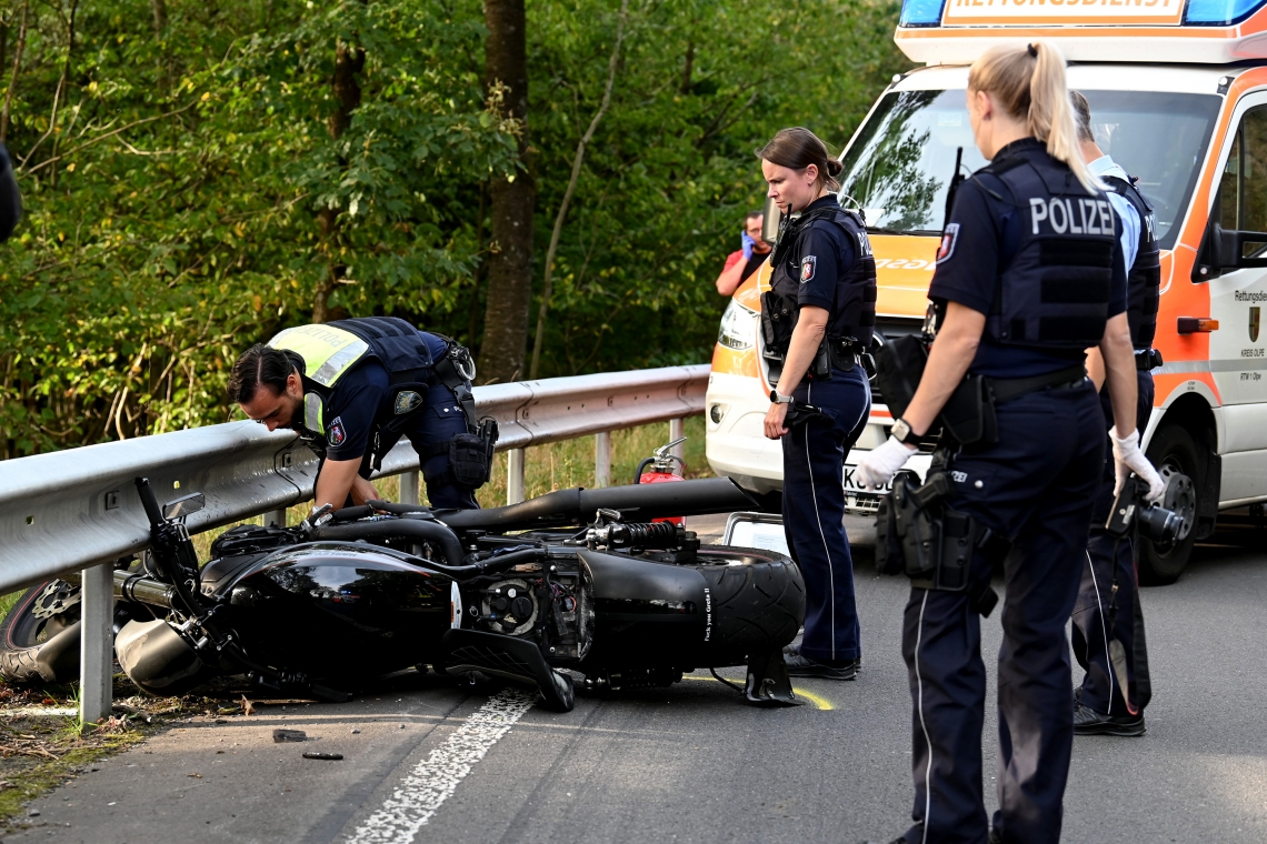 Motorradfahrer rutscht am Löffelberg in die Leitplanke