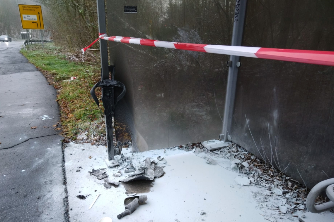 Mülleimer an zwei Bushaltestellen standen in Flammen