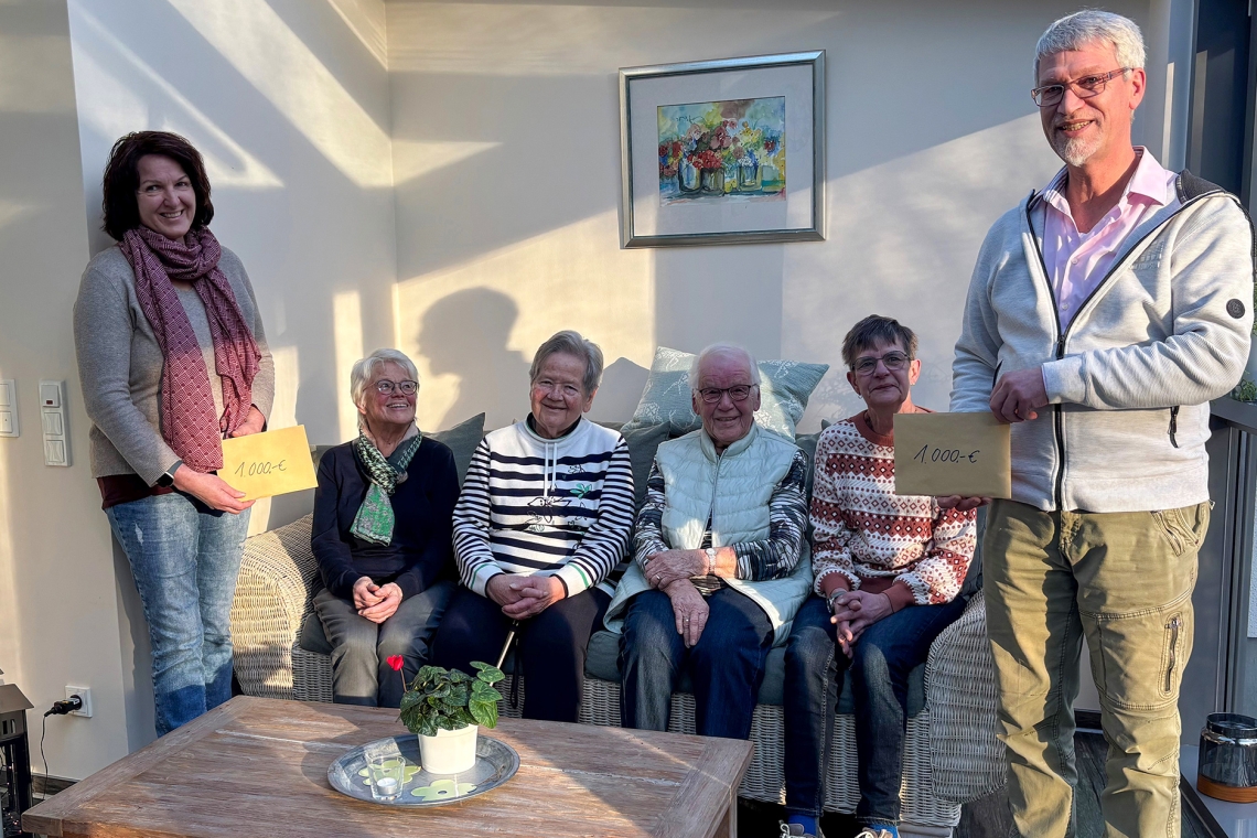 Büscher Strickfrauen spendeten erneut 2000 Euro an die Hospize