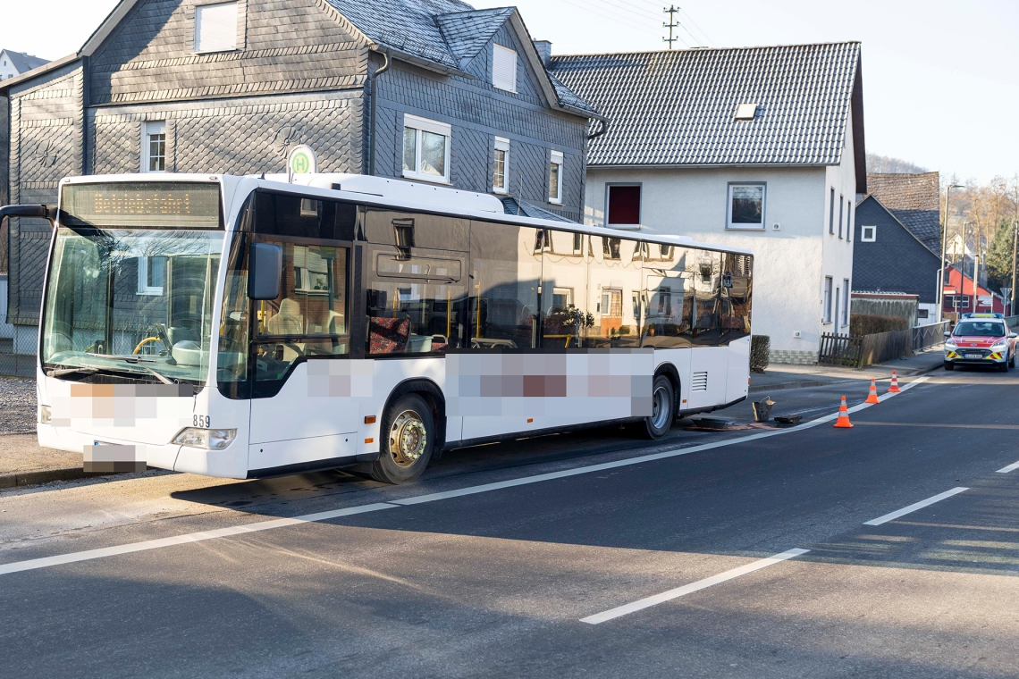 Schulbus verliert Dieselkraftstoff über Hunderte Meter