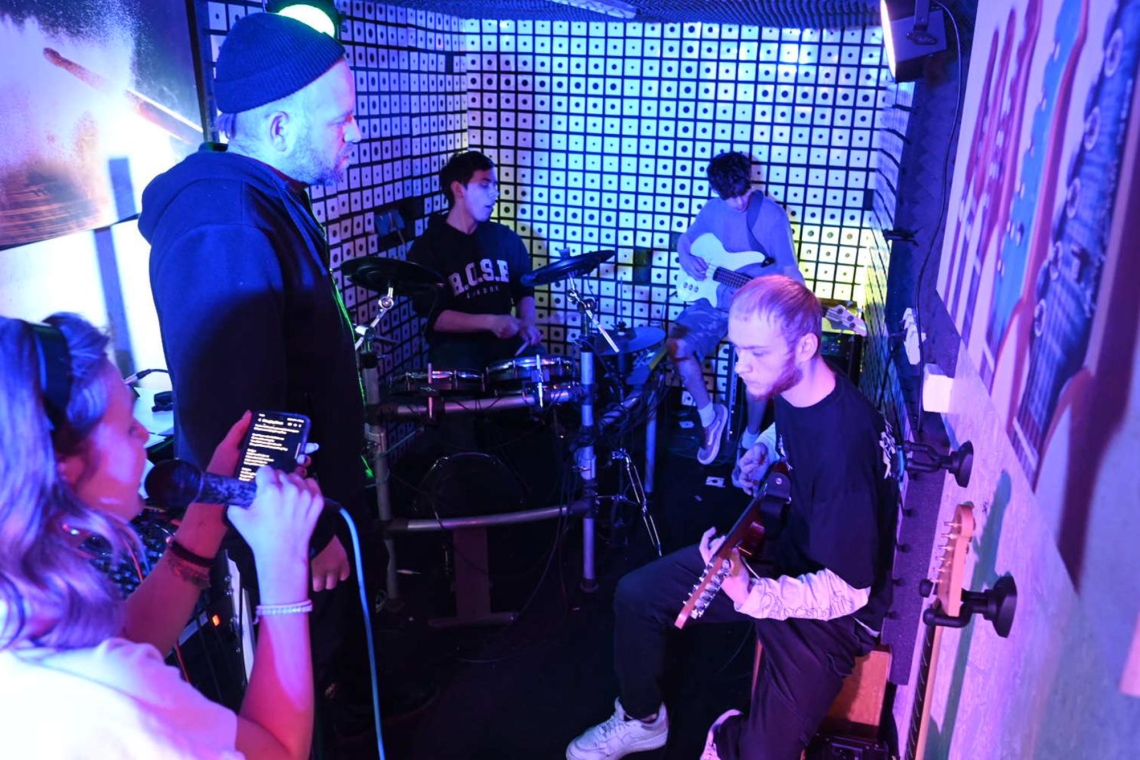 Jugendliche entwickeln im &quot;Jam Camp&quot; ihren eigenen Rock-Song
