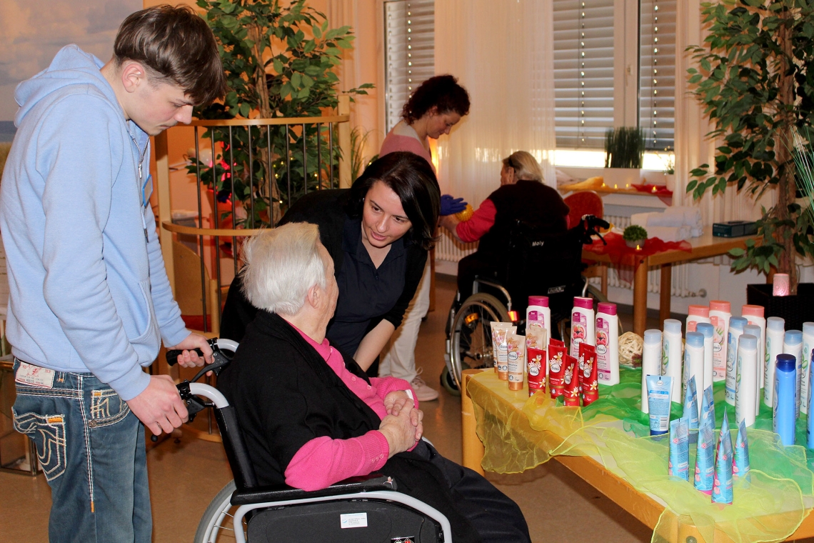 Wohlfühlen und Entspannen beim ersten Wellnesstag im Altenzentrum 