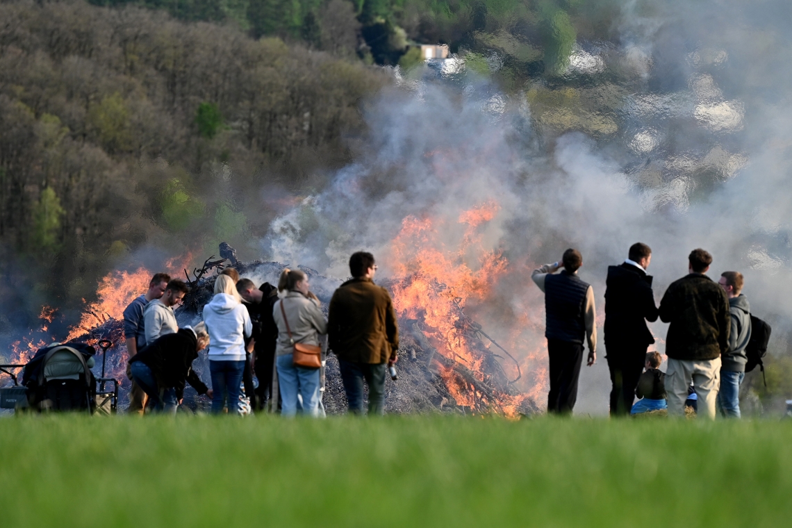 Tausende pilgerten wieder zu den Osterfeuern in den Dörfern
