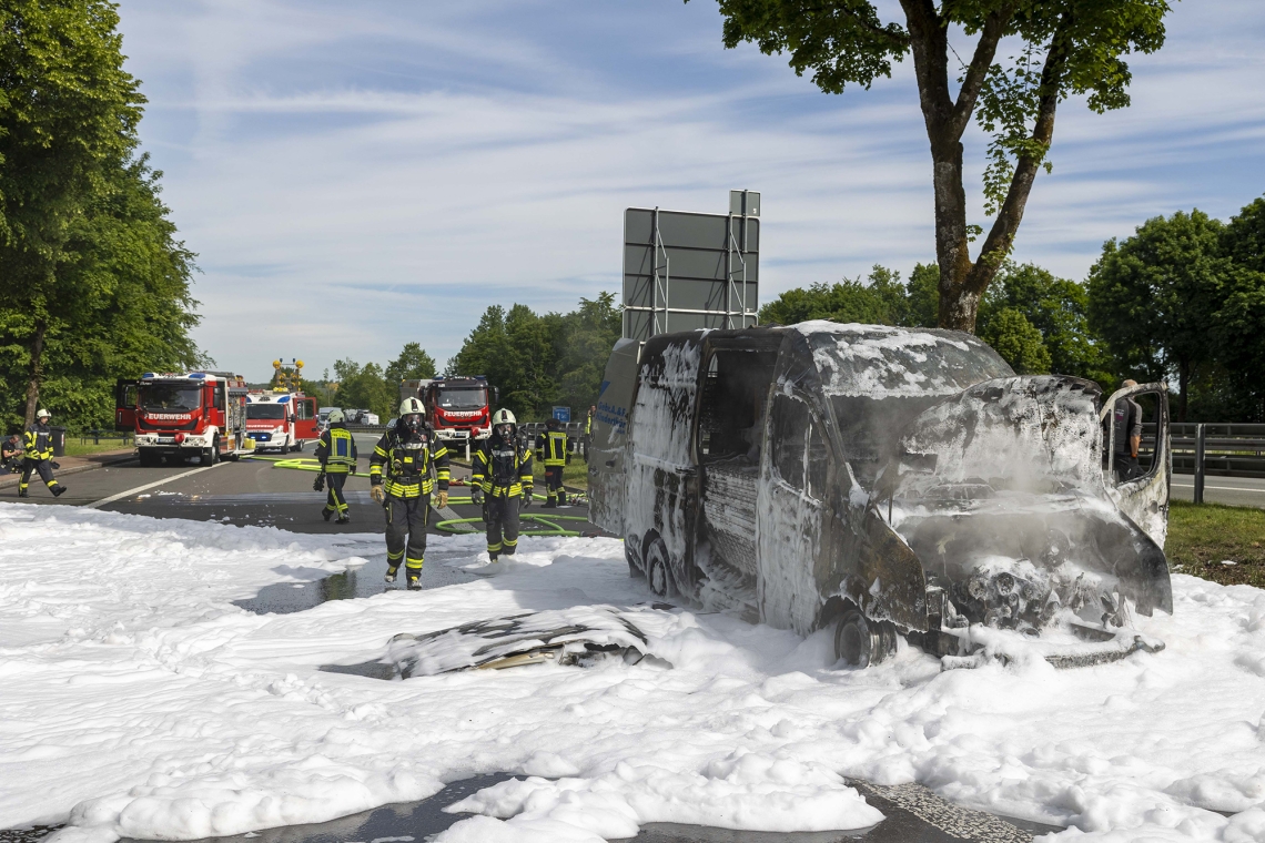 Lieferwagen geht auf der Autobahn in Flammen auf
