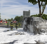 Lieferwagen geht auf der Autobahn in Flammen auf