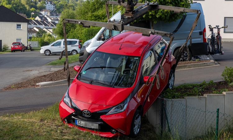 Pkw macht sich selbstständig und landet in Schieflage