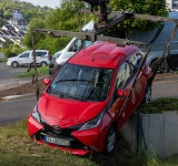 Lieferwagen geht auf der Autobahn in Flammen auf