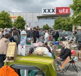 Lieferwagen geht auf der Autobahn in Flammen auf