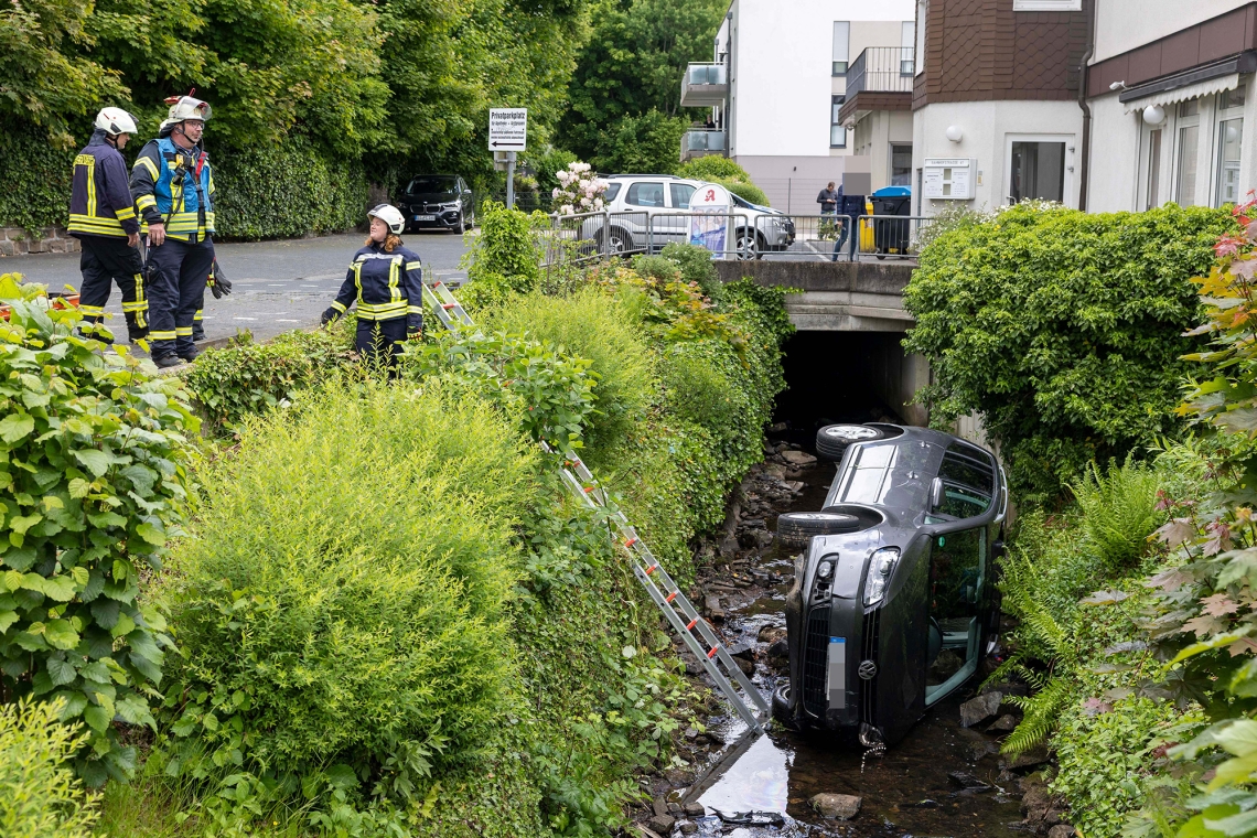 Gas- und Bremspedal verwechselt: Pkw &quot;landet&quot; in der Weibe
