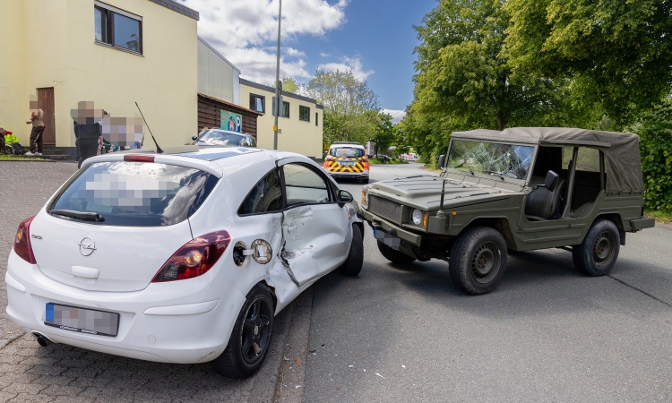 Geländewagen kracht in Pkw: Drei Verletzte in der Hommeswiese