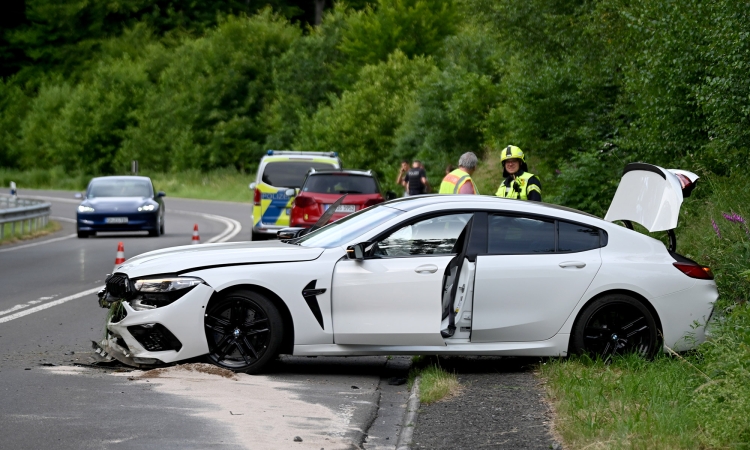 Teurer Spaß: Betrunkener Fahrer zerlegt BMW M8 am Löffelberg