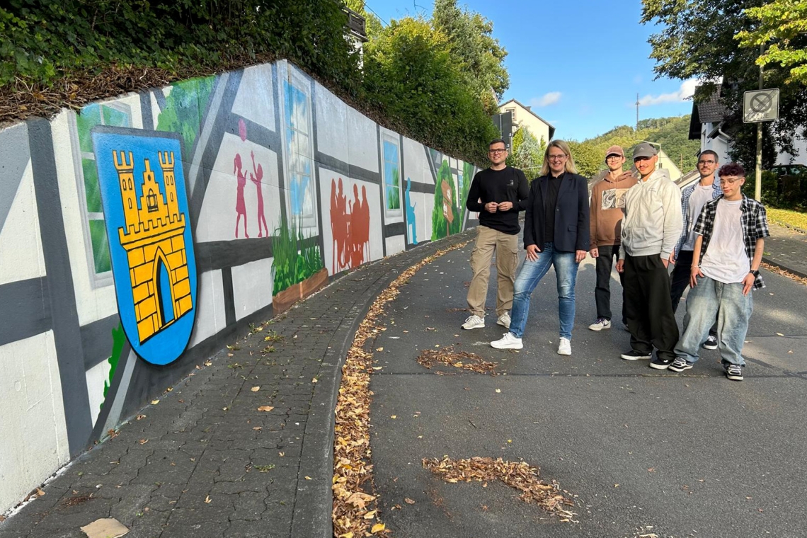 Graffiti-Projekt macht aus tristem Grau bunte Alltagsszenen