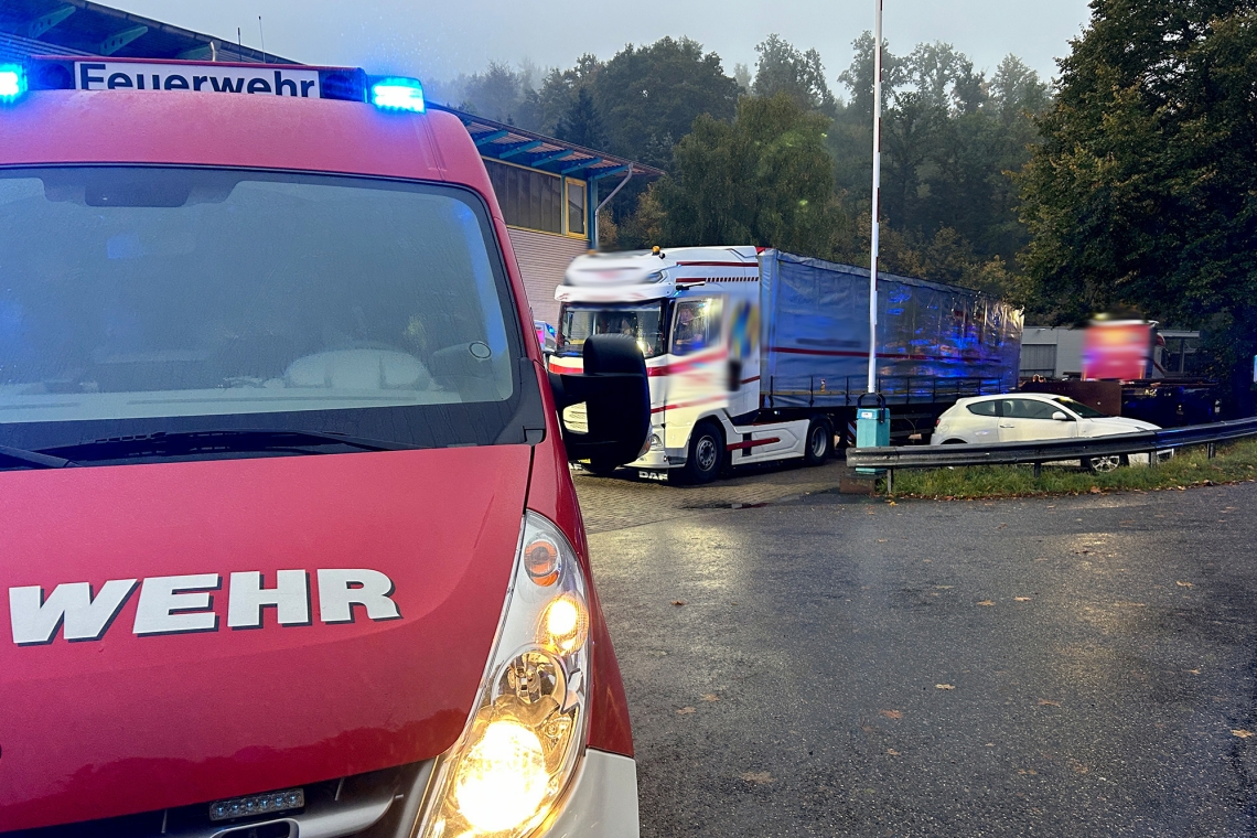 Lkw-Fahrer kommt bei Rangierarbeiten ums Leben