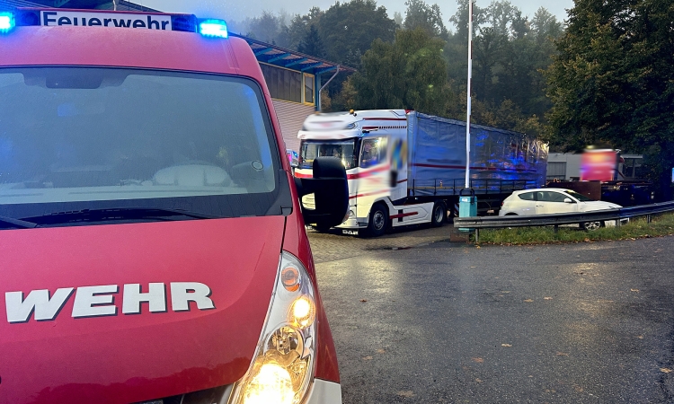 Lkw-Fahrer kommt bei Rangierarbeiten ums Leben