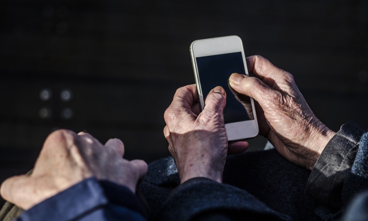 Schüler helfen Senioren: Kurs macht fit für Smartphone und Tablet